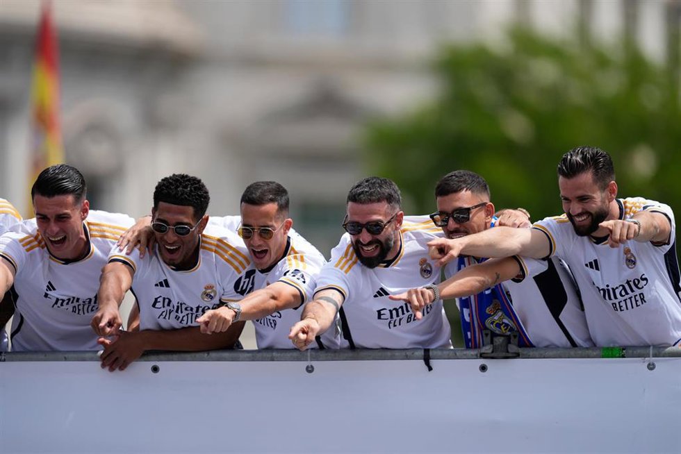 Archivo - Kepa Arrizabalaga, Jude Bellingham, Lucas Vazquez, Daniel Carvajal, Dani Ceballos and Nacho Fernandez during the celebration of Real Madrid at Plaza de Cibeles for their 36th Championship Title of the Spanish League, LaLiga EA Sports, on May 1