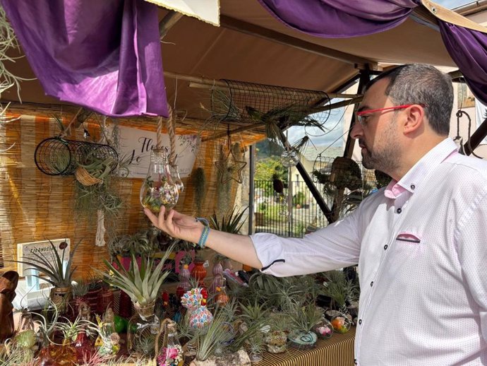 El presidente del Principado, Adrián Barbón, en Vegadeo.