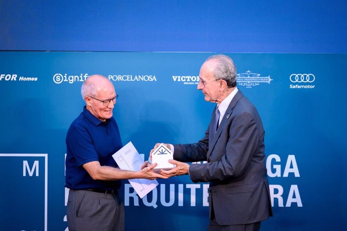 El alcalde de Málaga en la entrega de los Premios Málaga de Arquitectura del Colegio de Arquitectos.