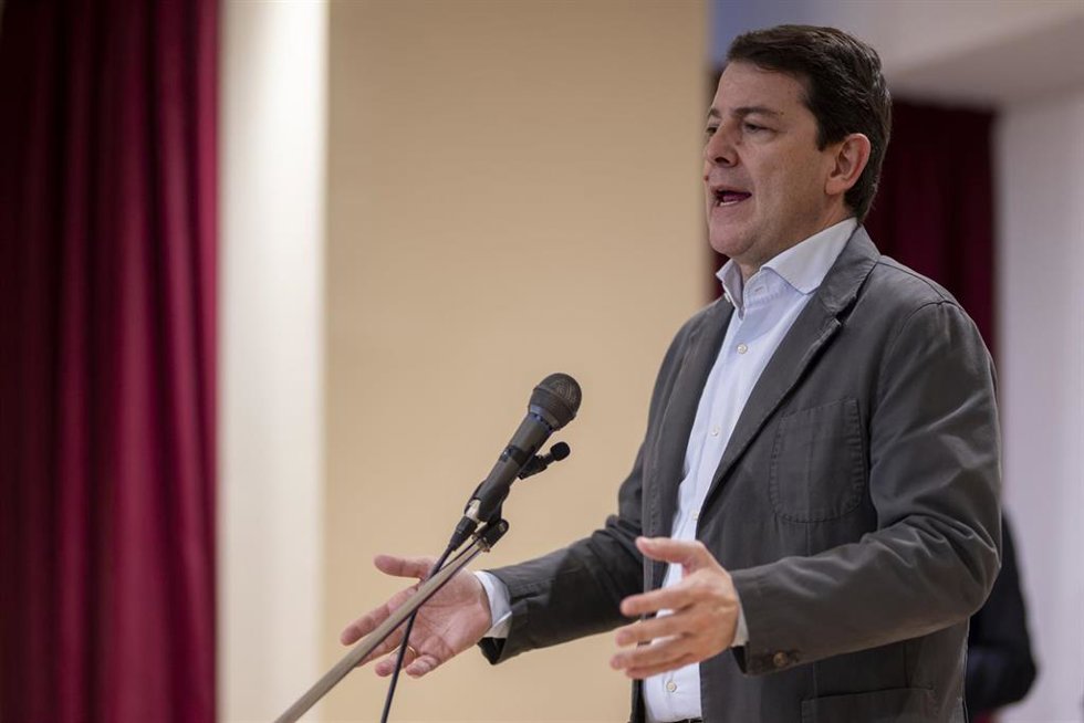 Archivo - El presidente de la Junta de Castilla y León, Alfonso Fernández Mañueco, interviene durante su visita al Centro Castellano Leónés de Barcelona, a 2 de mayo de 2024, en Barcelona, Catalunya (España).