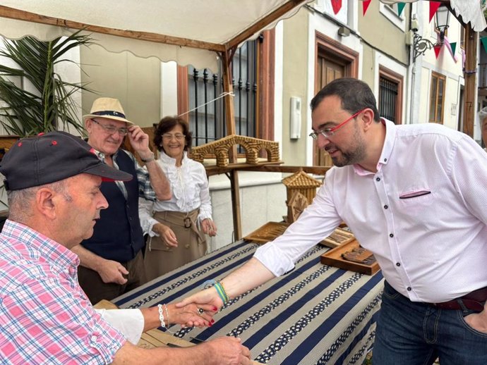 El presidente del Principado, Adrián Barbón, saluda a vecinos de Vegadeo.