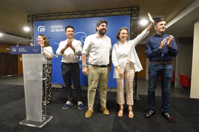 El presidente del PPRM, Fernando López Miras, y la secretaria nacional del PP, Cuca Gamarra, en la clausura del Curso de Verano del PP de la Región de Murcia en San Pedro del Pinatar