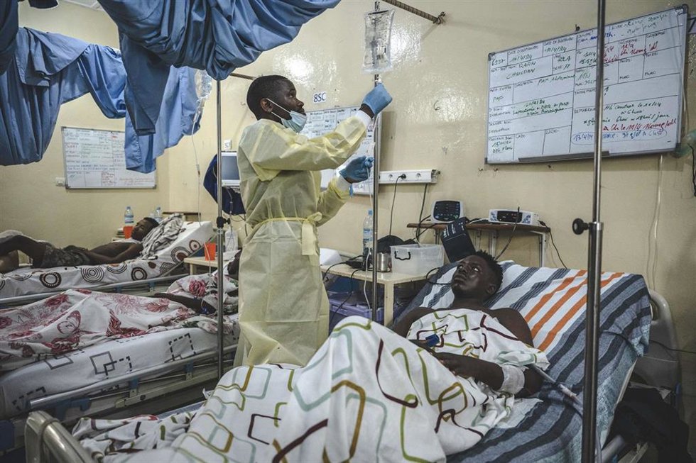Archivo - Médico atiende a un desplazado herido en Goma (RDC) 