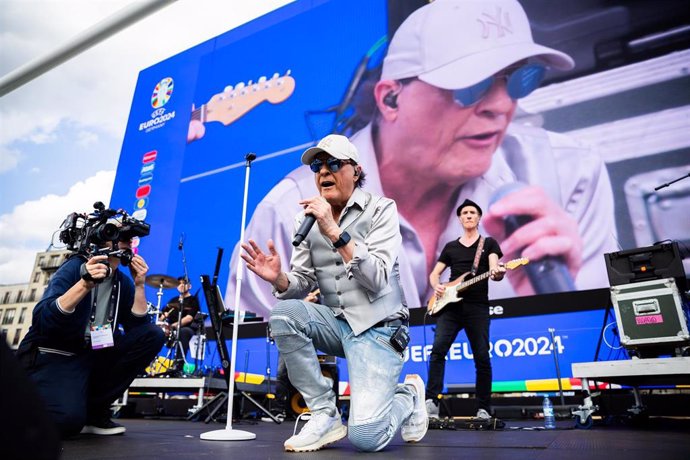 05 July 2024, Berlin: German musician Peter Schilling performs in the fan zone at the Brandenburg Gate ahead of the UEFA EURO 2024 quarter-final soccer match between Spain and Germany at the MHPArena. Photo: Christoph Soeder/dpa