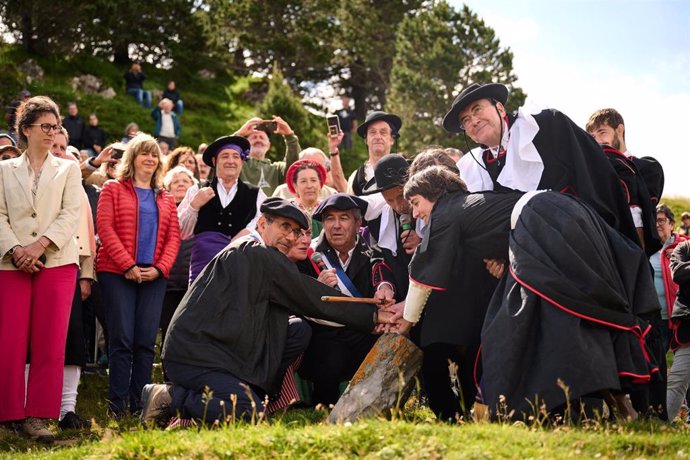 La vicepresidenta Ollo asiste a la ceremonia del Tributo de las Tres Vacas en el paraje de Ernaz