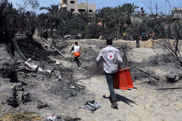 13 July 2024, Palestinian Territories, Khan Younis: Emergency workers rush to attend to victims after an Israeli air strike on the Al-Mawasi camp for the displaced Palestinians. Photo: Abed Rahim Khatib/dpa