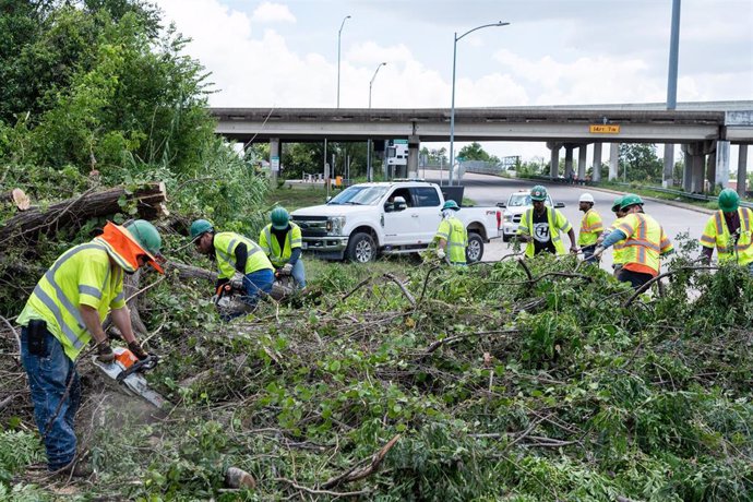 Trabajos de retirada de ramas tiradas por el huracán 'Beryl' en Houston, Texas (EEUU)