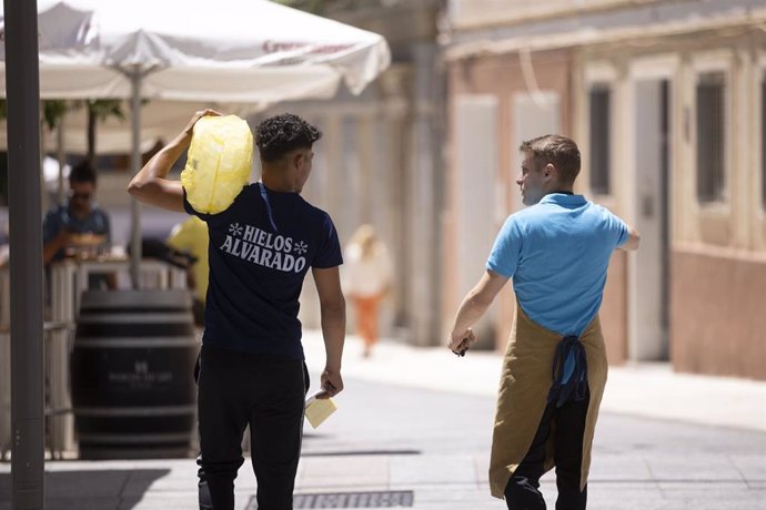 Trabajadores en la vía pública.