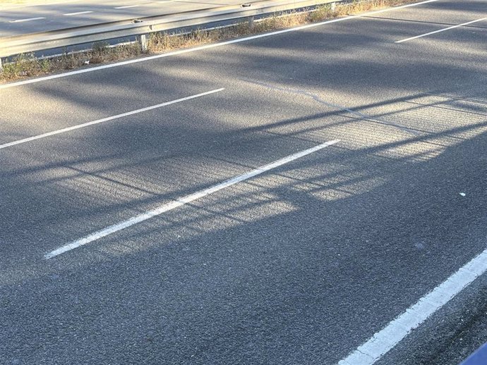 Archivo - Imagen de recurso de una calzada de tres carriles de una carretera.