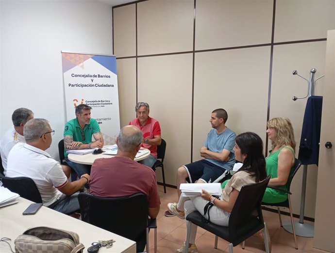 Reunión del gobierno local del Ayuntamiento de Jaén con vecinos del barrio del Almendral.