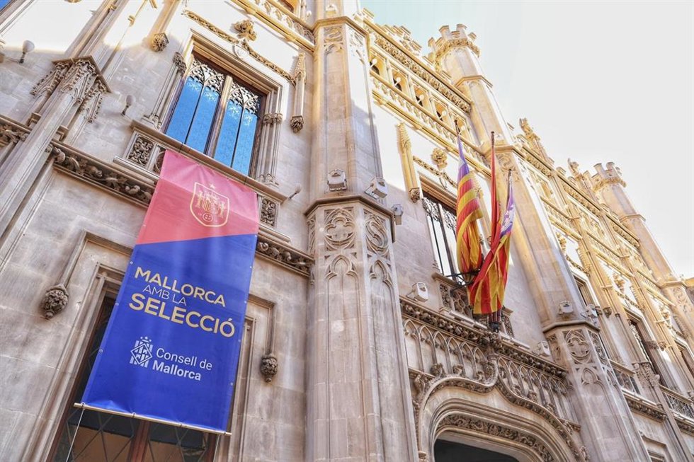El Consell luce una banderola para animar a la selección española en la final de la Eurocopa