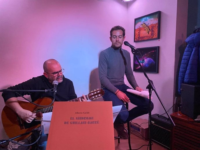 El poeta y periodista Alberto Caride y el cantautor Ginés Piñero