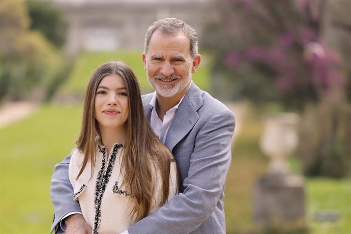 Archivo - La infanta Sofía y el Rey Felipe posan en los alrededores del Palacio Real, Madrid (España).