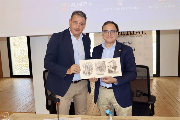 El alcalde de Tíjola, José Juan Martínez (i); y el rector de la UAL, José J. Céspedes (d).