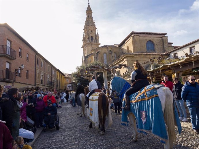 Archivo - Varias personas asisten a uno de los desfiles del inicio de las ferias de la Concepción y la feria medieval, en Santo Domingo de la Calzada, La Rioja (España)