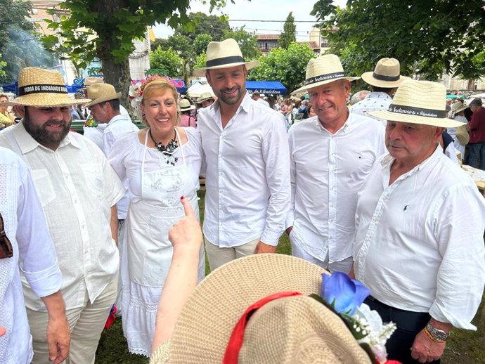 El presidente del PP de Asturias, Álvaro Queipo, en la feria de indianos de Colombres.