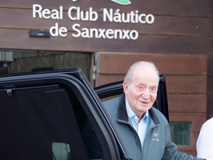 El Rey Juan Carlos llega al Real Club Náutico de Sanxenxo para cenar, a 13 de julio de 2024, en Sanxenxo (Pontevedra, Galicia, España) CENA;GENTE;REY José Ramón Hernando / Europa Press 13/7/2024