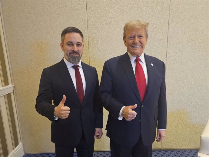 Archivo - El presidente de Vox, Santiago Abascal, y  el expresidente de Estados Unidos Donald Trump.