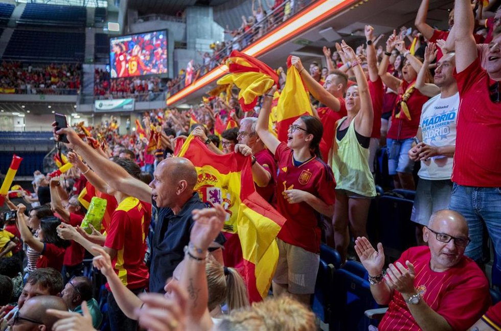 Archivo - Aficionados celebran el gol mientras ven la retransmisión de la final del Mundial Femenino de Fútbol, en el WiZink Center, a 20 de agosto de 2023, en Madrid (España).