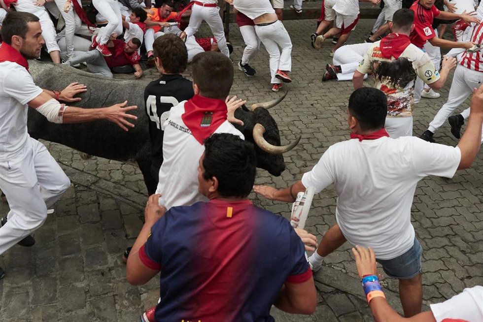 Último encierro de los Sanfermines, con toros de la ganadería Miura.