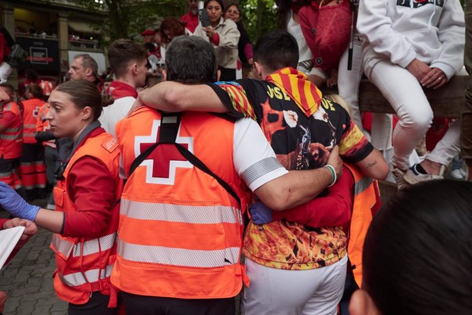 Herido atendido por cruz roja durante el último encierro de los Sanfermines.