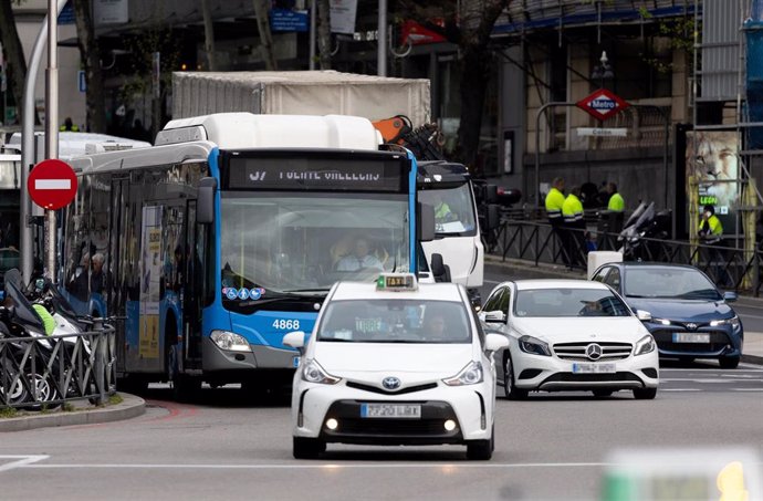 Archivo - Autobús de la línea 37 de la EMT