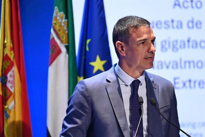 El presidente del Gobierno, Pedro Sánchez, preside el acto de colocación de la primera piedra de la factoría de Envision, a 8 de julio de 2024, en Navalmoral de la Mata, Cáceres, Extremadura (España).  