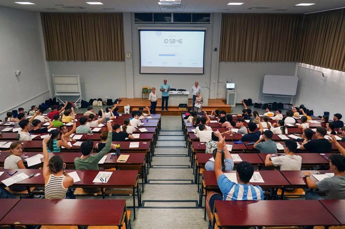 Archivo - Estudiantes se presentan al comienzo de las Pruebas de Acceso y Admisión a la Universidad (PEvAU). A 04 de junio de 2024 en Málaga (Andalucía, España). (Foto de archivo).