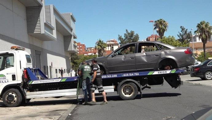 Retirada en grúa de un vehículo.