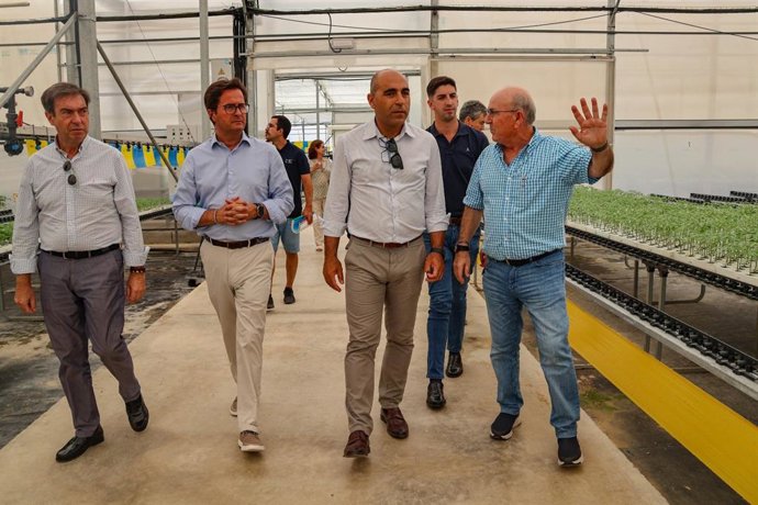 Visita del delegado de Agricultura, Agua, Pesca y Desarrollo Rural, Antonio Mena, a las instalaciones del semillero Tecnobioplant.