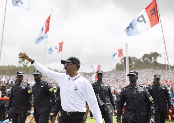 El presidente de Ruanda, Paul Kagame, saluda durante el lanzamiento de su campaña electoral en Musanze de cara a las elecciones generales del 15 de julio (archivo)