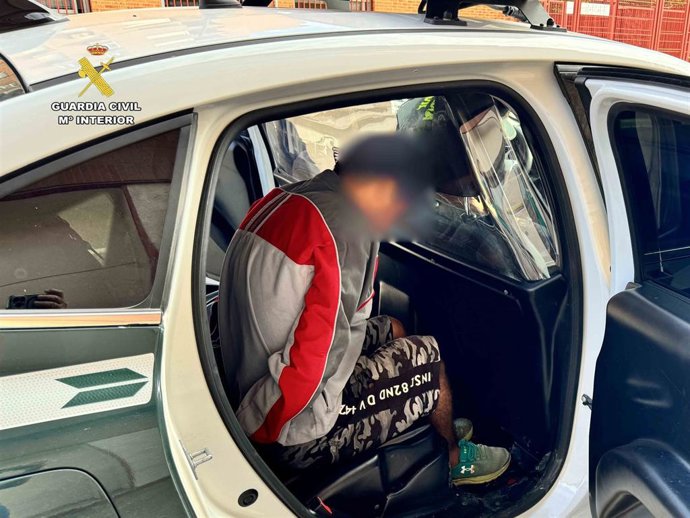 El detenido por intimidar con un hacha a los viandantes en Entrena es conducido al cuartel de la Guardia Civil