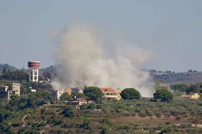 Bombardeo israelí sobre la localidad libanesa de Tayr Harfa.