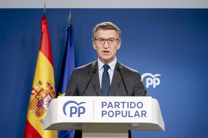 El presidente del Partido Popular, Alberto Núñez Feijóo, ofrece una rueda de prensa, en la sede del PP, a 12 de julio de 2024, en Madrid (España). Ayer, 11 de julio, el líder de VOX, Santiago Abascal, anunció la decisión de que dimitirán de sus cargos los