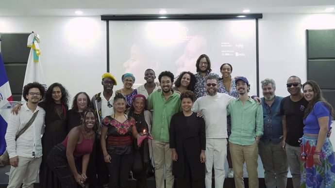 Foto de familia con motivo de gala de clausura en República Dominicana de la primera fase de la incubadora MiradasAfro