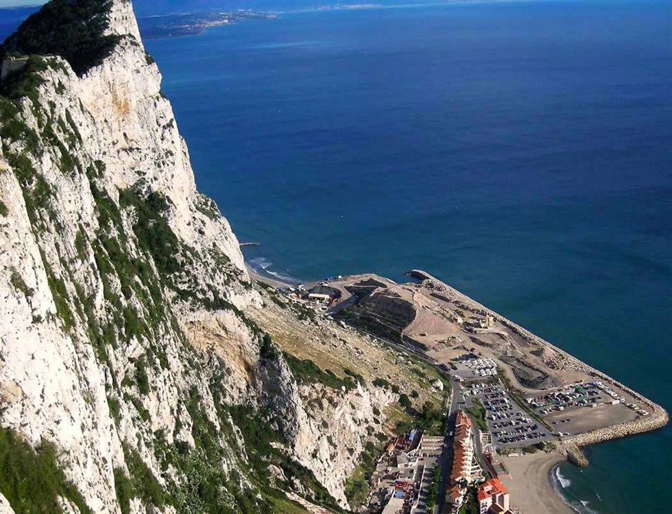 Zona de Gibraltar donde Verdemar ha denunciado que se están realizando rellenos.