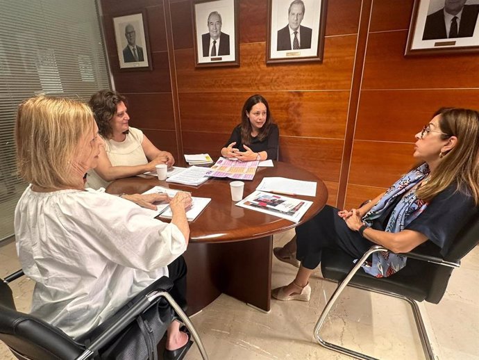 La Diputada del Común, Lola Padrón, ha recibido a representantes de Cáritas Diocesana de Canarias