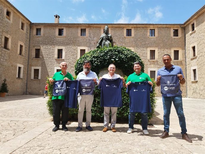 El Consell entrega 5.000 camisetas y 5.000 mochilas para los participantes de la marcha a Lluc a Peu 2024