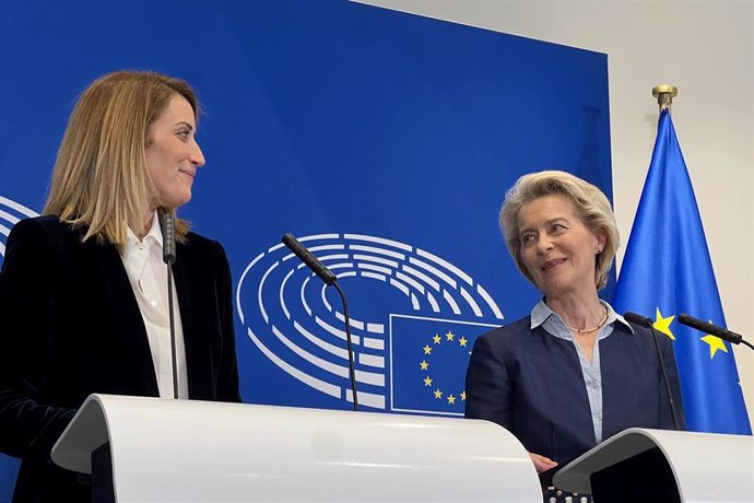 Archivo - Roberta Metsola y Ursula von der Leyen.