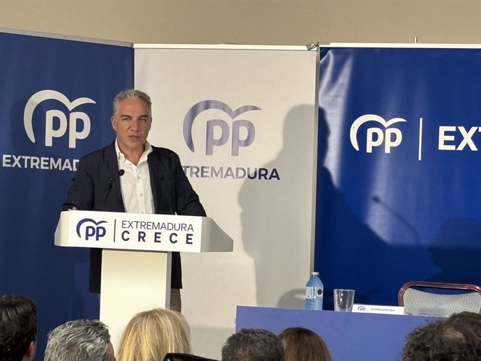 El vicesecretario de Política Autonómica y Local del PP, Elías Bendodo, participa en la Junta Directiva Regional del PP de Extremadura. (Foto de archivo).