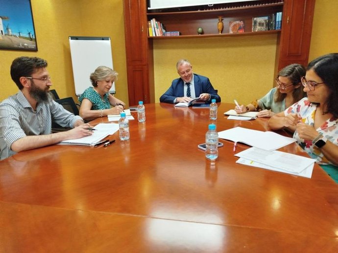El viceconsejero de Planificación Estratégica, José Antonio Carrillo con los equipos técnicos de los colegios oficiales de Arquitectos y de Ingenieros de Caminos.