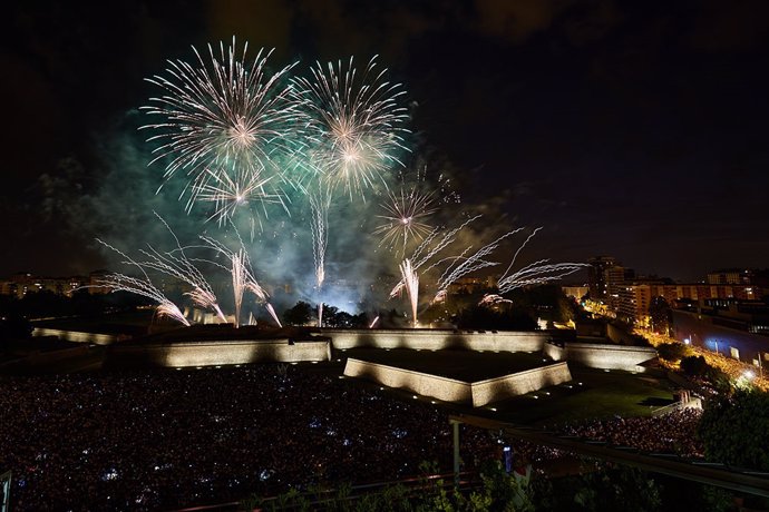 Archivo - Fuegos artifciales en San Fermín.