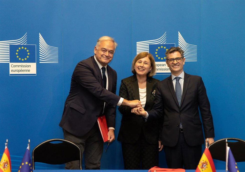 (I-D) El vicesecretario de Institucional del PP, Esteban González Pons; la vicepresidenta de la Comisión Europea, Vera Jourová, y el ministro de Presidencia, Justicia y Relaciones con las Cortes, Félix Bolaños.