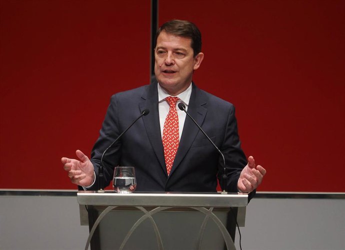 Archivo - El presidente de la Junta de Castilla y León, Alfonso Fernández Mañueco, interviene durante el acto de entrega de los Premios Castilla y León 2023, en el centro cultural Miguel Delibes, a 18 de abril de 2024, en Valladolid, Castilla y León (Es