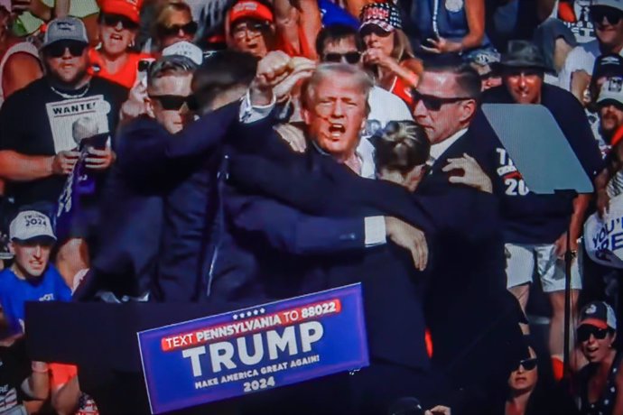 SCREENSHOT - 14 July 2024, US, Butler: Former US President Donald Trump is rushed off stage by secret service after being struck by gunfire during his Presidential Election campaign rally in Butler Pennsylvania. Photo: Artem Priakhin/SOPA Images via ZUMA 