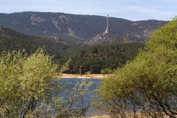 Archivo - La cruz del Valle de Cuelgamuros desde el embalse de La Jarosa,  a 21 de abril de 2023, en Guadarrama, Madrid (España). 
