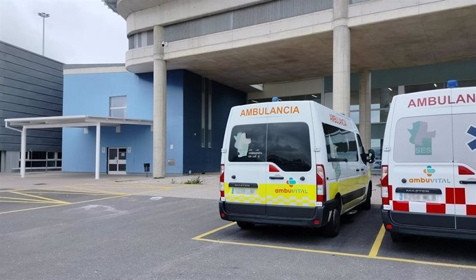 Archivo - Entrada exterior del nuevo circuito en el Hospital Universitario de Cáceres. Imagen de archivo