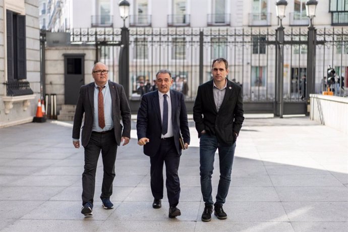 El portavoz parlamentario de Izquierda Unida y portavoz en temas de Interior del Grupo Plurinacional Sumar, Enrique Santiago, en el centro de la imagen, junto a Fèlix Alonso (izquierda) y Toni Valero (derecha) en una imagen de archivo.