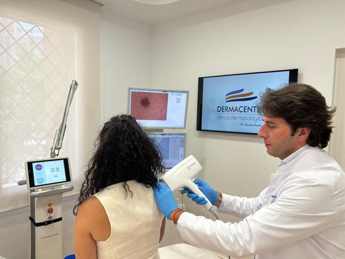 El doctor Leandro Martínez Pilar en atención a una paciente.