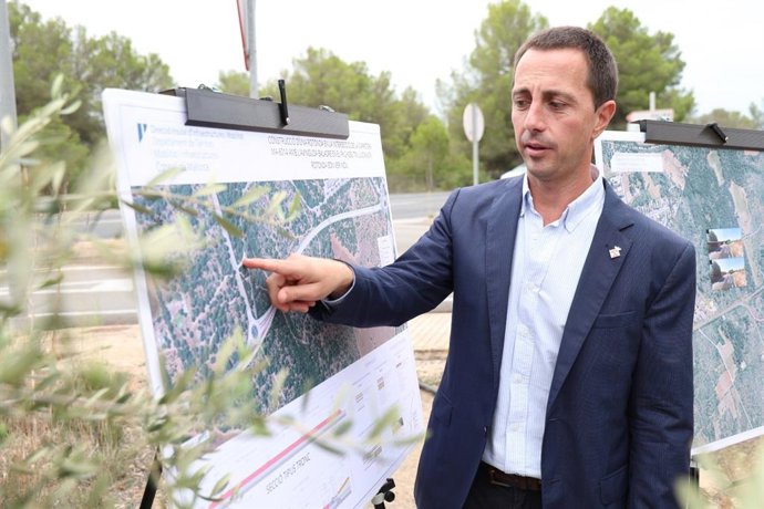 El presidente del Consell, Llorenç Galmés, explica el proyecto de las urbanizaciones de Llucmajor